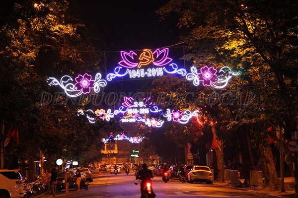 Đèn trang trí đường phố nổi bật về đêm