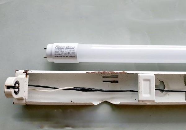 Cách sửa dây dẫn đèn tuýp led 1m2 bị đứt
